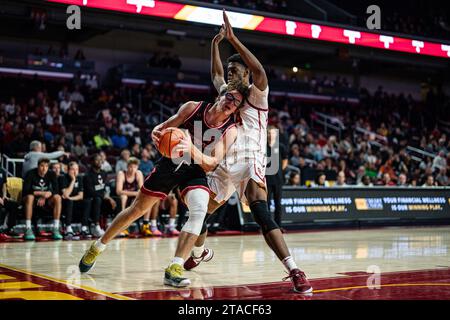 L’attaquant des Eagles de l’est de Washington Casey Jones (31) affronte l’attaquant des Trojans de l’USC Joshua Morgan (24) lors d’un match de basketball masculin de la NCAA, Wednesda Banque D'Images