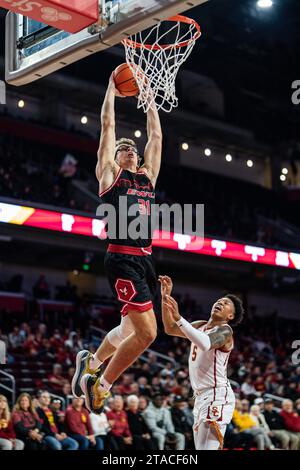 L’attaquant des Eagles de l’est de Washington Casey Jones (31) dunks lors d’un match de basketball masculin de la NCAA contre les chevaux de Troie de l’USC, mercredi 29 novembre 2023, AT Banque D'Images