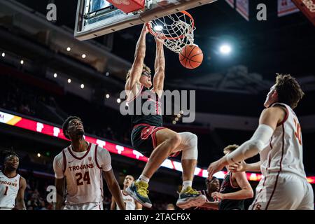 L’attaquant des Eagles de l’est de Washington Casey Jones (31) dunks lors d’un match de basketball masculin de la NCAA contre les chevaux de Troie de l’USC, mercredi 29 novembre 2023, AT Banque D'Images