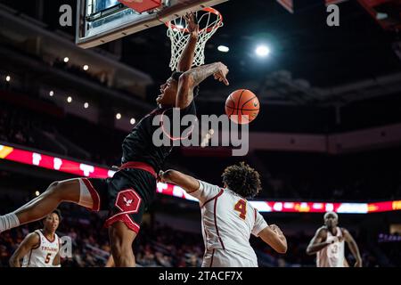 L’attaquant des Eagles de l’est de Washington, LeJuan Watts (4), est fauché par le garde des Trojans de l’USC Oziyah Sellers (4) lors d’un match de basketball masculin de la NCAA, mercredi, N. Banque D'Images