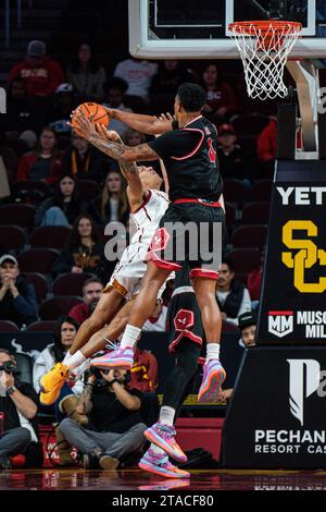 L'attaquant des Eagles de l'est de Washington LeJuan Watts (4 ) bloque une tentative de tir du garde des chevaux de Troie de l'USC Kobe Johnson (0) lors d'un match de basketball masculin de la NCAA, WE Banque D'Images