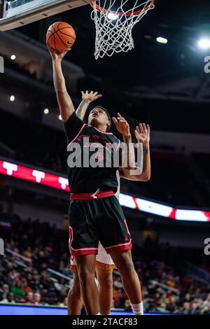 L’attaquant des Eagles de l’est de Washington, LeJuan Watts (4), marque lors d’un match de basketball masculin de la NCAA contre les chevaux de Troie de l’USC, mercredi, novembre Banque D'Images