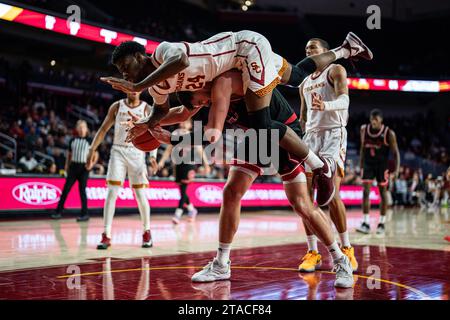 L’attaquant des chevaux de Troie de l’USC Joshua Morgan (24) passe sur le dos de l’attaquant des Eagles de l’est de Washington Ethan Price (10) lors d’un match de basketball masculin de la NCAA, W Banque D'Images