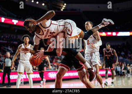 L’attaquant des chevaux de Troie de l’USC Joshua Morgan (24) passe sur le dos de l’attaquant des Eagles de l’est de Washington Ethan Price (10) lors d’un match de basketball masculin de la NCAA, W Banque D'Images