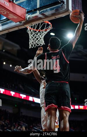 L’attaquant des Eagles de l’est de Washington, LeJuan Watts (4), s’empare de l’attaquant des Trojans de l’USC Vincent Iwuchukwu (3) lors d’un match de basketball masculin de la NCAA, mercredi Banque D'Images