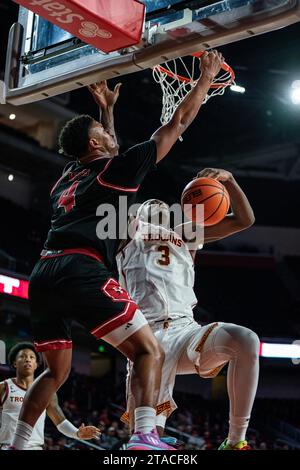 L’attaquant des Eagles de l’est de Washington, LeJuan Watts (4), s’empare de l’attaquant des Trojans de l’USC Vincent Iwuchukwu (3) lors d’un match de basketball masculin de la NCAA, mercredi Banque D'Images