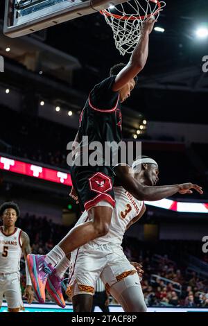 L’attaquant des Eagles de l’est de Washington, LeJuan Watts (4), s’empare de l’attaquant des Trojans de l’USC Vincent Iwuchukwu (3) lors d’un match de basketball masculin de la NCAA, mercredi Banque D'Images