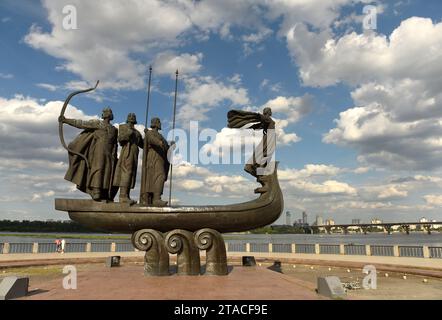 Kiev, Ukraine - 24 juillet 2020 : Monument aux fondateurs de Kiev capitale de l'Ukraine. Statue de Kyi, Shchek, Horyv et Lybid les fondateurs de Kiev sur DNI Banque D'Images