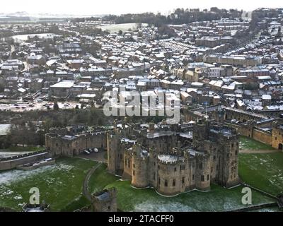 Neige à Alnwick, Northumberland. Les usagers de la route sont avertis de la présence de verglas alors que le met Office a émis des alertes de neige et de glace jaune pour de vastes régions d'Écosse, d'Angleterre et d'Irlande du Nord, alors que les températures chutent. Le service météorologique national a fait part de la probabilité que des personnes souffrent de glissades et de blessures par chute dans l'une des premières périodes glaciales de l'hiver. Date de la photo : jeudi 30 novembre 2023. Banque D'Images