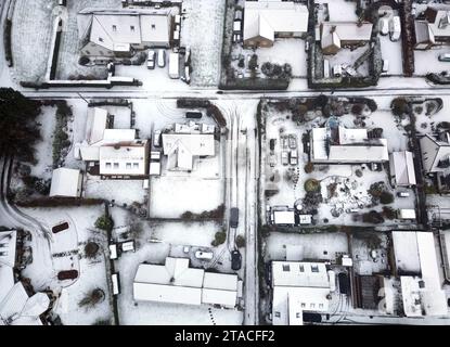 Neige à Swarland, Northumberland. Les usagers de la route sont avertis de la présence de verglas alors que le met Office a émis des alertes de neige et de glace jaune pour de vastes régions d'Écosse, d'Angleterre et d'Irlande du Nord, alors que les températures chutent. Le service météorologique national a fait part de la probabilité que des personnes souffrent de glissades et de blessures par chute dans l'une des premières périodes glaciales de l'hiver. Date de la photo : jeudi 30 novembre 2023. Banque D'Images