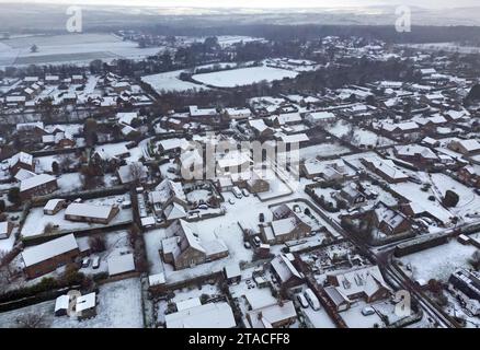 Neige à Swarland, Northumberland. Les usagers de la route sont avertis de la présence de verglas alors que le met Office a émis des alertes de neige et de glace jaune pour de vastes régions d'Écosse, d'Angleterre et d'Irlande du Nord, alors que les températures chutent. Le service météorologique national a fait part de la probabilité que des personnes souffrent de glissades et de blessures par chute dans l'une des premières périodes glaciales de l'hiver. Date de la photo : jeudi 30 novembre 2023. Banque D'Images