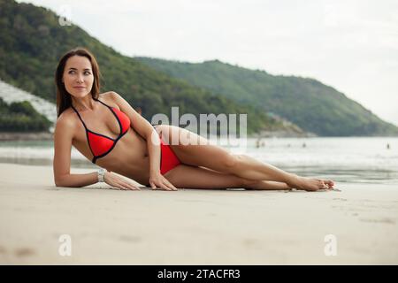 Belle jeune femme en bikini rouge détente sur resort Banque D'Images