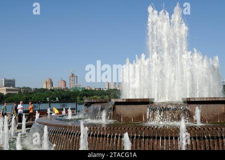 DONETSK, UKRAINE - 09 JUIN 2010 : habitants du centre de Donetsk. Donetsk avant la guerre. Banque D'Images