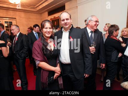 29.10.2011, Deutschland, Sachsen, Dresden, auf dem Foto vorn rechts Dirk Hilbert, Erster Bürgermeister Stellvertreter der für, Beigeordneter Oberbürgermeisterin Wirtschaft der Landeshauptstadt Dresden, vorn links seine Ehefrau, die südkoreanische Opernsängerin su Yeon, hier fotografiert im Schauspielhaus Dresden BEI seinem Auftritt während 6. HOPE-Gala Dresden *** 29 10 2011, Allemagne, Saxe, Dresde, sur le devant de la photo à droite Dirk Hilbert, premier adjoint au maire de la ville de Dresde, adjoint au maire pour les affaires économiques, devant gauche sa femme, la chanteuse d'opéra sud-coréenne su Yeon, photographiée ici Banque D'Images