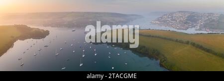 vue aérienne de Salcombe et de l'estuaire de Kingsbridge à l'aube, South Hams, Devon, Angleterre. Automne (septembre) 2021. Banque D'Images