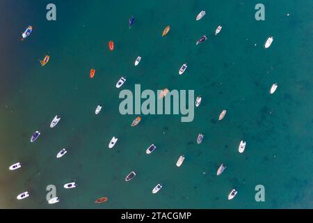 Vue aérienne de petits bateaux à Salcombe Harbour, South Hams, Devon, Angleterre. Automne (septembre) 2021. Banque D'Images