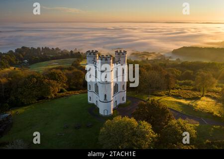 Haldon Belvedere, également connu sous le nom de Lawrence Castle at Dawn on a brumy Morning, Haldon, Devon, Angleterre. Automne (octobre) 2021. Banque D'Images