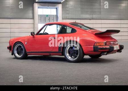 BILBAO, ESPAGNE-NOVEMBER 11, 2023 : Porsche 911 Carera 3,2 1984 (vue arrière) Banque D'Images