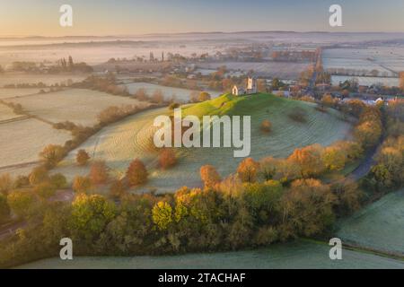 Vue aérienne de l'église Burrow Mump par un beau matin d'automne, Burrowbridge, Somerset, Angleterre. Automne (novembre) 2021. Banque D'Images