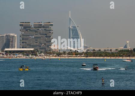Burj Al Arab en arrière-plan, activités nautiques au premier plan. Baie de Dubaï Marina avec de nouvelles propriétés en construction. Banque D'Images