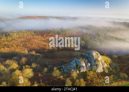 Vue aérienne de Blackingstone Rock par un matin d'hiver brumeux, parc national de Dartmoor, Devon, Angleterre. Hiver (mars) 2022. Banque D'Images