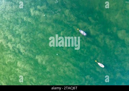 Vue aérienne des bateaux amarrés dans l'estuaire du chameau près de Rock, Cornouailles, Angleterre. Printemps (avril) 2022. Banque D'Images