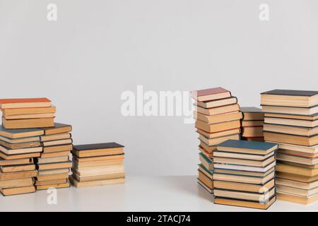 Beaucoup de piles de vieux livres éducatifs sur fond blanc bibliothèque scolaire universitaire Banque D'Images