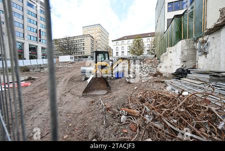 Stuttgart, Allemagne. 30 novembre 2023. Une petite pelle se trouve sur un chantier de construction du groupe Signa, à l'angle de Königstrasse et Schulstrasse, dans le centre-ville. À la suite de l'insolvabilité de l'entrepreneur autrichien de l'immobilier et du commerce de détail Benko's Signa Holding GmbH, une filiale souhaite vendre ses participations à des investisseurs. Crédit : Bernd Weißbrod/dpa/Alamy Live News Banque D'Images