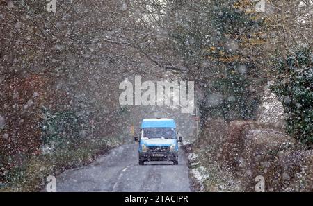 Neige à Swarland, Northumberland. Les usagers de la route sont avertis de la présence de verglas alors que le met Office a émis des alertes de neige et de glace jaune pour de vastes régions d'Écosse, d'Angleterre et d'Irlande du Nord, alors que les températures chutent. Le service météorologique national a fait part de la probabilité que des personnes souffrent de glissades et de blessures par chute dans l'une des premières périodes glaciales de l'hiver. Date de la photo : jeudi 30 novembre 2023. Banque D'Images