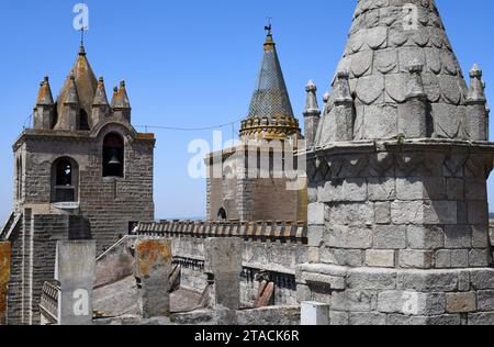 Cathédrale d'Evora (se de Evora), clocher vu du toit. Alentejo, Portugal. Banque D'Images