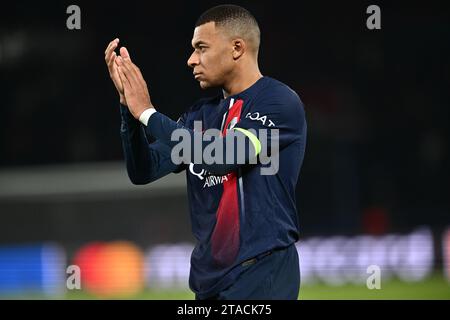 PARIS, FRANCE - NOVEMBRE 28 : Kylian Mbappe du PSG applaudit les supporters lors du match de l'UEFA Champions League entre le Paris Saint-Germain et Newcastle Unite Banque D'Images