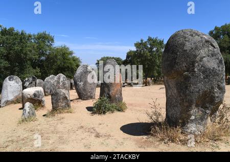 Cromlech des Almendres, site archéologique. Nossa Senhora de Guadalupe, Evora, Alentejo, Portugal. Banque D'Images