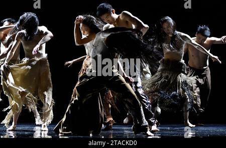 29 novembre 2023. Cloud Gate Dance Theatre de Taiwan jouant Lunar Halo à Sadlers Wells. Crédit : Leo Mason ALAMY Live News Banque D'Images