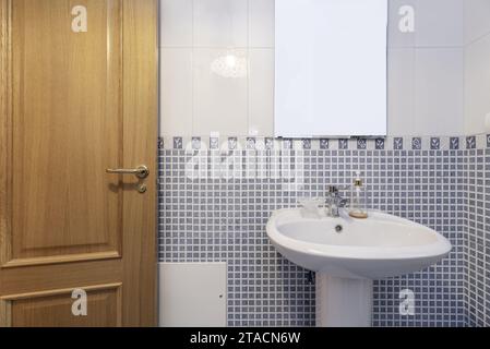 Petite salle de bains avec lavabo en porcelaine blanche et piédestal assorti Banque D'Images