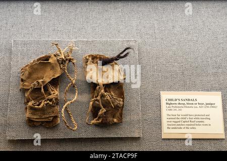 Sandales en cuir amérindiennes pour enfants au musée préhistorique de l'est de l'USU à Price, Utah. Banque D'Images