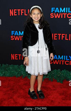 Everly Carganilla BEI der Premiere des Netflix films Family Switch im AMC The Grove 14. Los Angeles, 29.11.2023 *** Everly Carganilla à la première du film Netflix Family Switch à AMC The Grove 14 Los Angeles, 29 11 2023 Foto:xD.xBedrosianx/xFuturexImagex Switch 3153 crédit : Imago/Alamy Live News Banque D'Images