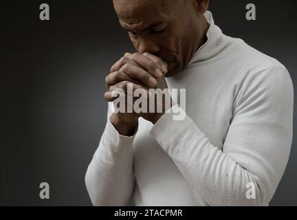 prier dieu sur fond gris avec les gens stock image photo Banque D'Images