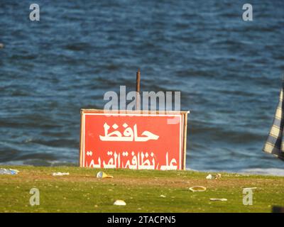 Traduction du texte arabe (garder l'endroit propre), un panneau d'information sur la plage d'une station, informant les gens de garder l'endroit propre pendant t Banque D'Images