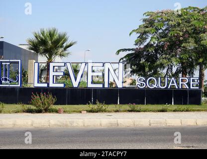 Le Caire, Egypte, septembre 23 2022 : Leven Square Egypte, un bâtiment à usage mixte qui offre une grande variété d'espaces commerciaux et administratifs, situé Banque D'Images