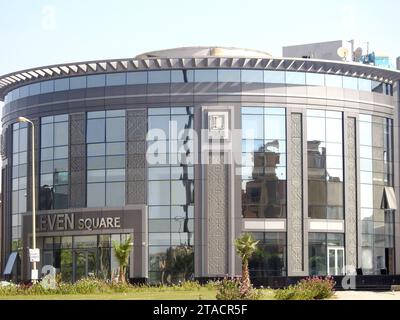 Le Caire, Egypte, septembre 23 2022 : Leven Square Egypte, un bâtiment à usage mixte qui offre une grande variété d'espaces commerciaux et administratifs, situé Banque D'Images