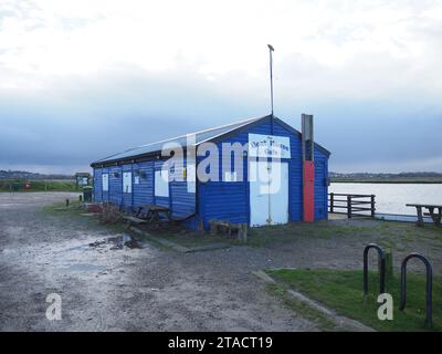 Sheerness, Kent, Royaume-Uni. 30 novembre 2023. Les résidents ont été surpris de voir les efforts du conseil municipal de Swale après que le populaire Barton's point Coastal Park à Sheerness, dans le Kent, a été fermé pendant 3 jours pour des travaux de réfection de surface. Les résidents ont été surpris de voir que seule une petite section entre la route d'entrée pavée et la porte d'entrée avait été refaite, avec la zone principale de stationnement laissé sans surface. Pic : le café Boat House qui a été fermé pendant un an en raison de problèmes de nomination d'un nouveau propriétaire à bail. Crédit : James Bell/Alamy Live News Banque D'Images