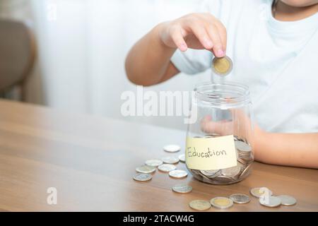 La fille économise de l'argent pour son éducation. Banque D'Images