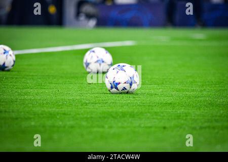 MADRID, ESPAGNE - 29 NOVEMBRE : ballon de l'UEFA Champions League lors du match entre le Real Madrid CF et la SSC Napoles de l'UEFA Champions League le 29 novembre 2023 à Santiago Bernabeu à Madrid, Espagne. (Samuel Carreño/Pximages) crédit : PX Images/Alamy Live News Banque D'Images