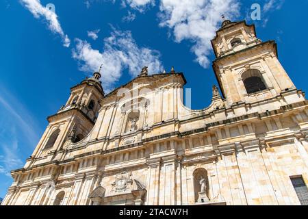 L'entrée principale de la Catedral Primada de Colombia sur la Plaza de Bolívar à Bogotá, en Colombie Banque D'Images