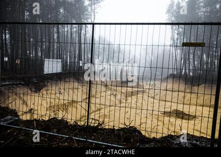 HALSTEREN - les employés de la province du Brabant du Nord commencent à assainir une fosse de décharge de drogue à de Brabantse Wal. Le sol est contaminé par des rejets de produits chimiques utilisés pour produire des drogues. ANP ROB ENGELAAR pays-bas Out - belgique Out Banque D'Images