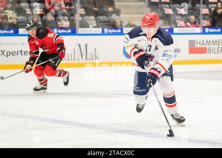 Aalborg, Danemark. 28 novembre 2023. Gustav Green (17) de Rungsted Seier Capital vu lors du match de hockey sur glace Metal Liga entre les Pirates d'Aalborg et Rungsted Seier Capital au Sparekassen Danmark Isarena à Aalborg. (Crédit photo : Gonzales photo - Balazs Popal). Banque D'Images