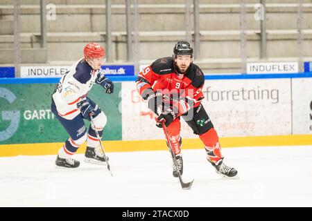 Aalborg, Danemark. 28 novembre 2023. Bo Hanson (9) des Pirates d'Aalborg vu lors du match de hockey sur glace Metal Liga entre les Pirates d'Aalborg et Rungsted Seier Capital au Sparekassen Danmark Isarena à Aalborg. (Crédit photo : Gonzales photo - Balazs Popal). Banque D'Images
