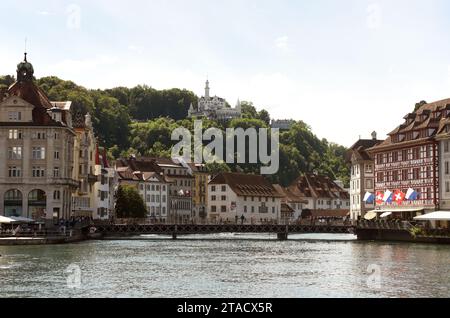 Lucerne, Suisse - 04 juin 2017 : paysage urbain de Lucerne avec Château Gutsch sur la rivière Reuss, Suisse Banque D'Images