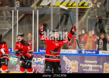 Aalborg, Danemark. 28 novembre 2023. Tobias Ladehoff (87) des Pirates d'Aalborg vu lors du match de hockey sur glace Metal Liga entre les Pirates d'Aalborg et Rungsted Seier Capital au Sparekassen Danmark Isarena à Aalborg. (Crédit photo : Gonzales photo - Balazs Popal). Banque D'Images