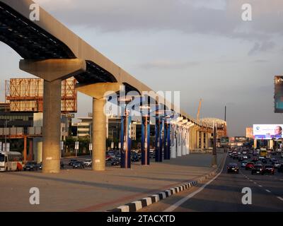 Le Caire, Egypte, novembre 14 2023 : Monorail du Caire colonnes et pistes dans le Nouveau Caire avec rasoir Gillette (marque américaine) bannières publicitaires d'advertis Banque D'Images